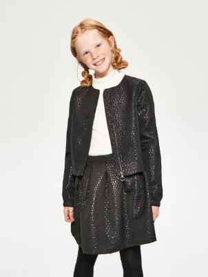 Dziewczynka w ubraniach marki Reserved Kids